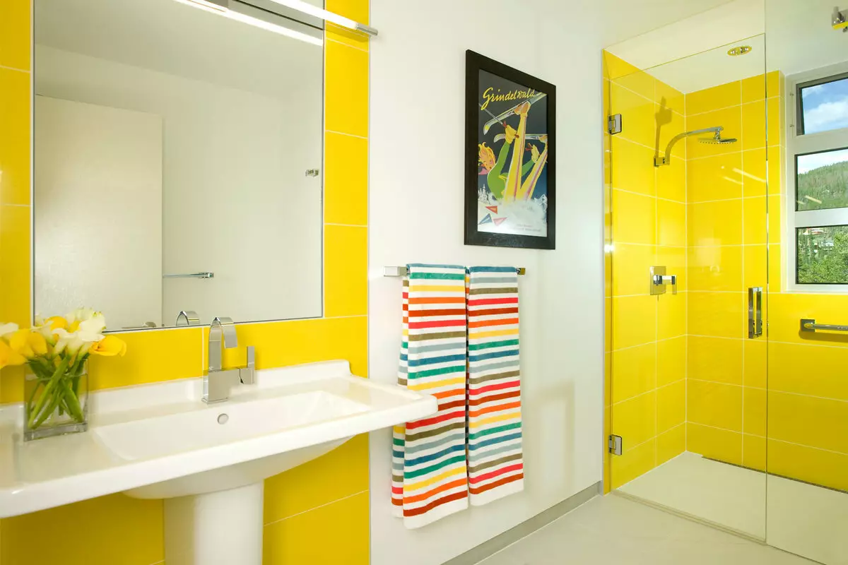 Rumena kopalnica (60 fotografij): rumene keramične ploščice v kopalniškem oblikovanju in drugih končnih materialih 10280_19
