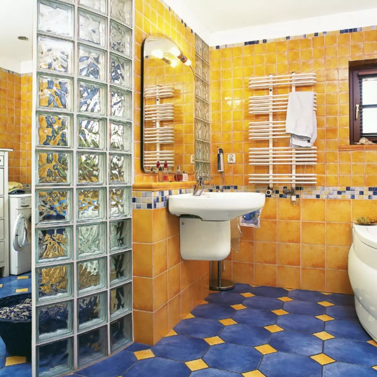 Kollane vannituba (60 fotot): kollased keraamilised plaadid vannitoa disainis ja muudes viimistlusmaterjalides 10280_25
