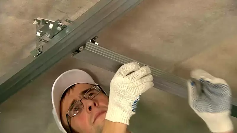プラスチック製のパネル（78枚の写真）からの浴室の天井：PVCからの天井パネルのオプション、浴室のパネル天井のデザインのアイデア 10282_13