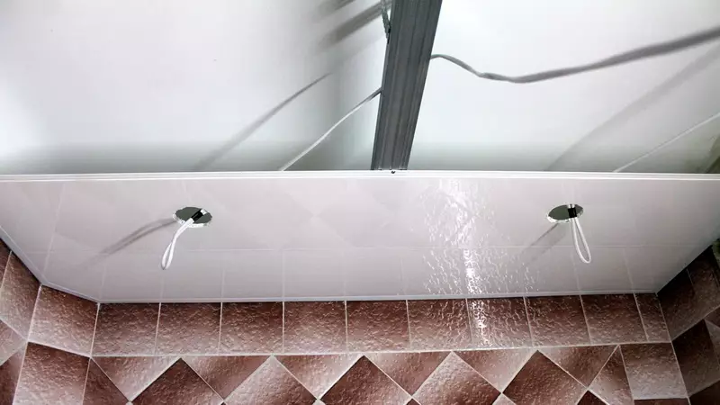 Sufit w łazience z paneli plastikowych (78 zdjęć): Opcje paneli sufitowych z PVC, pomysły na konstrukcje sufitowe w łazience 10282_15