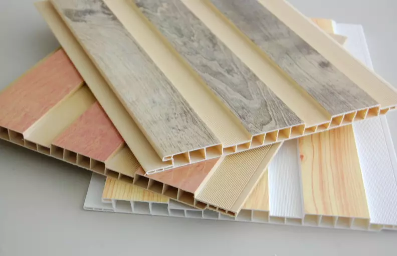 プラスチック製のパネル（78枚の写真）からの浴室の天井：PVCからの天井パネルのオプション、浴室のパネル天井のデザインのアイデア 10282_16