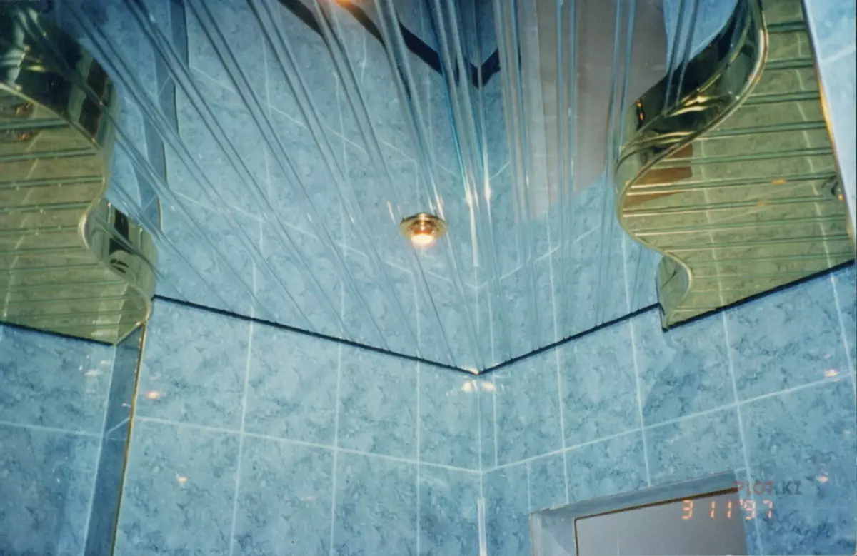 プラスチック製のパネル（78枚の写真）からの浴室の天井：PVCからの天井パネルのオプション、浴室のパネル天井のデザインのアイデア 10282_30