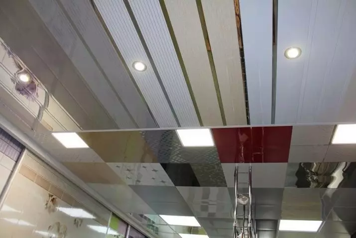 プラスチック製のパネル（78枚の写真）からの浴室の天井：PVCからの天井パネルのオプション、浴室のパネル天井のデザインのアイデア 10282_38