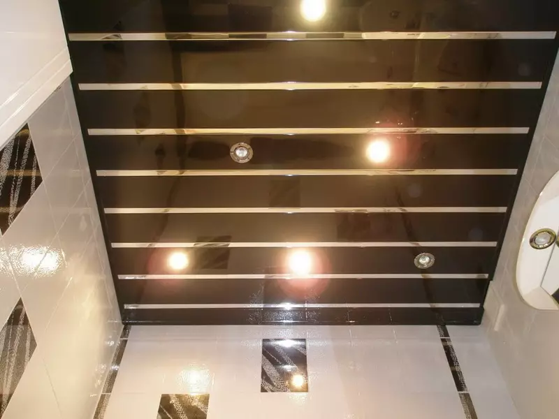 เพดานในห้องน้ำจากแผงพลาสติก (78 รูป): ตัวเลือกสำหรับแผงเพดานจากพีวีซีแนวคิดการออกแบบเพดานแผงในห้องน้ำ 10282_4