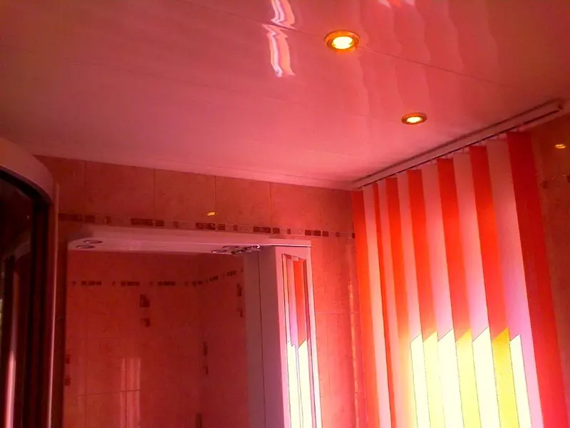 પ્લાસ્ટિક પેનલ્સ (78 ફોટા) માંથી બાથરૂમમાં છત: પીવીસીથી છત પેનલ્સ માટેના વિકલ્પો, બાથરૂમમાં પેનલ છત ડિઝાઇન વિચારો 10282_42