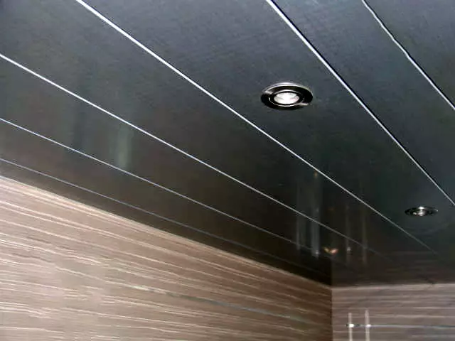 પ્લાસ્ટિક પેનલ્સ (78 ફોટા) માંથી બાથરૂમમાં છત: પીવીસીથી છત પેનલ્સ માટેના વિકલ્પો, બાથરૂમમાં પેનલ છત ડિઝાઇન વિચારો 10282_43