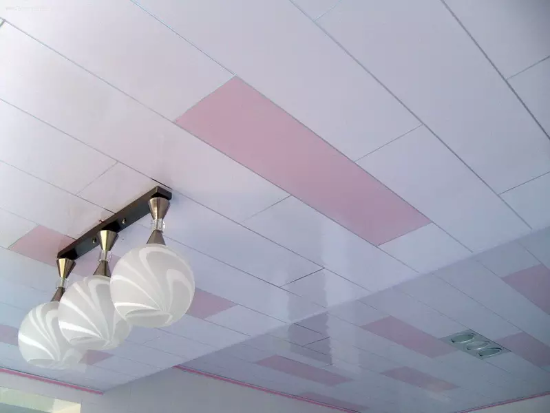 Il soffitto in bagno da pannelli di plastica (78 foto): Opzioni per pannelli a soffitto da PVC, idee di design del soffitto a pannelli in bagno 10282_46