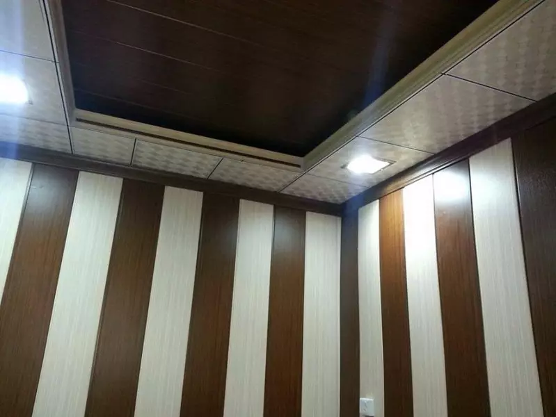 Vonios kambaryje esanti lubos iš plastikinių plokščių (78 nuotraukos): variantai lubų plokštės iš PVC, plokščių lubų dizaino idėjos vonioje 10282_47