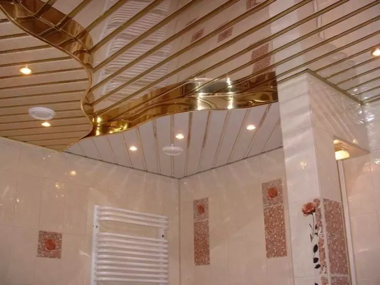 O teito no baño de paneis de plástico (78 fotos): opcións para paneis de teito de PVC, ideas de deseño de teito de panel no baño 10282_5
