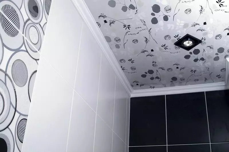 Sufit w łazience z paneli plastikowych (78 zdjęć): Opcje paneli sufitowych z PVC, pomysły na konstrukcje sufitowe w łazience 10282_50