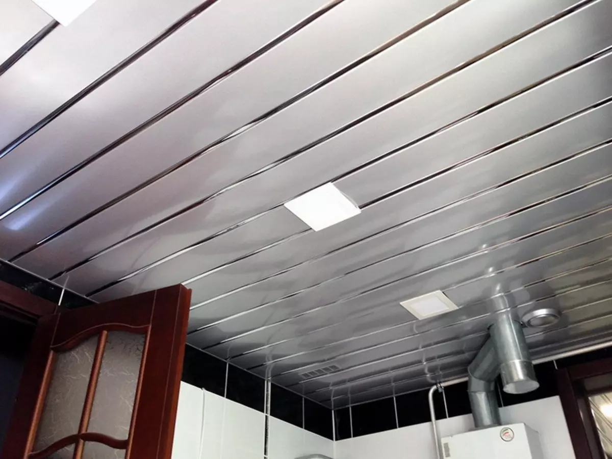 プラスチック製のパネル（78枚の写真）からの浴室の天井：PVCからの天井パネルのオプション、浴室のパネル天井のデザインのアイデア 10282_54