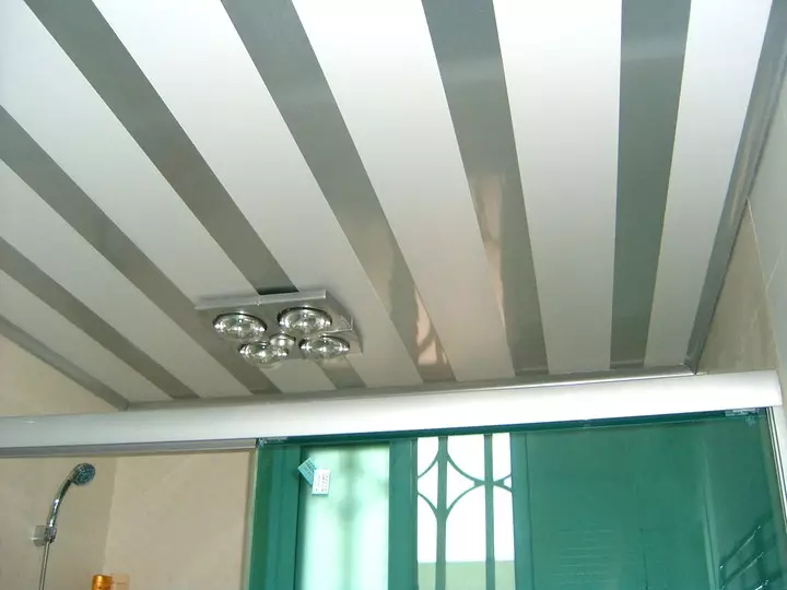 પ્લાસ્ટિક પેનલ્સ (78 ફોટા) માંથી બાથરૂમમાં છત: પીવીસીથી છત પેનલ્સ માટેના વિકલ્પો, બાથરૂમમાં પેનલ છત ડિઝાઇન વિચારો 10282_55