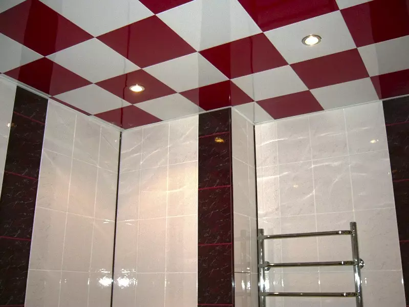 Il soffitto in bagno da pannelli di plastica (78 foto): Opzioni per pannelli a soffitto da PVC, idee di design del soffitto a pannelli in bagno 10282_56