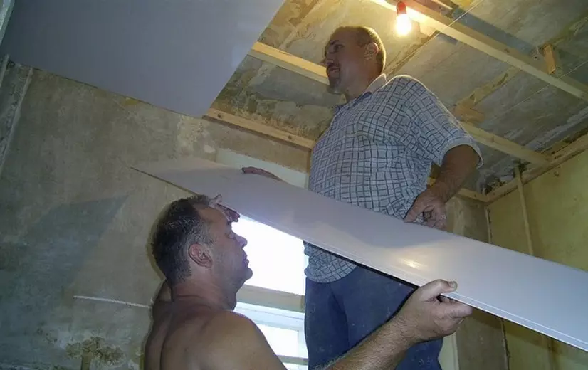 התקרה בחדר האמבטיה מפלסטיק (78 תמונות): אפשרויות לוחות תקרה מ PVC, פאנל תקרה רעיונות עיצוב בחדר האמבטיה 10282_62