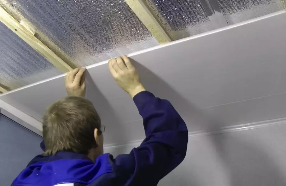 Il soffitto in bagno da pannelli di plastica (78 foto): Opzioni per pannelli a soffitto da PVC, idee di design del soffitto a pannelli in bagno 10282_64