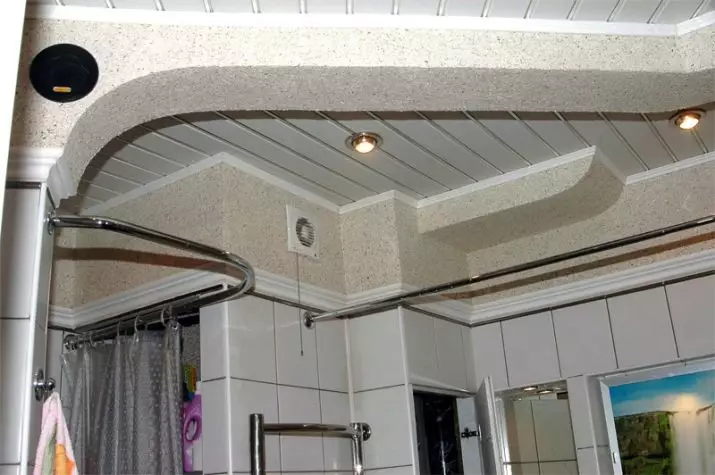 התקרה בחדר האמבטיה מפלסטיק (78 תמונות): אפשרויות לוחות תקרה מ PVC, פאנל תקרה רעיונות עיצוב בחדר האמבטיה 10282_7