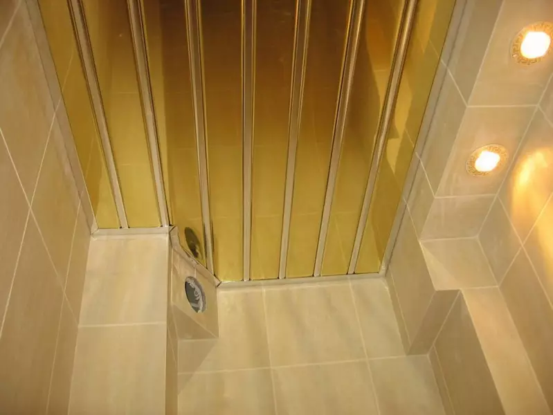 Sufit w łazience z paneli plastikowych (78 zdjęć): Opcje paneli sufitowych z PVC, pomysły na konstrukcje sufitowe w łazience 10282_71