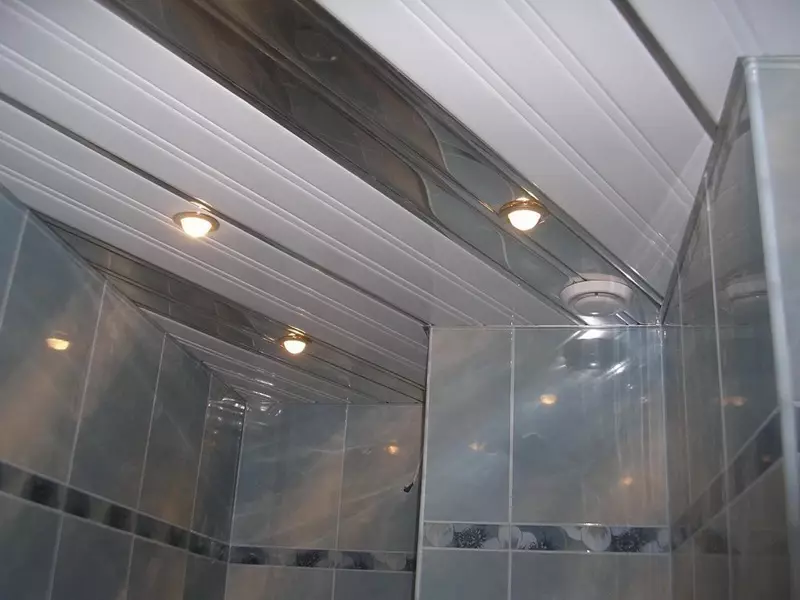 प्लास्टिक पॅनल्स (78 फोटो) पासून बाथरूममधील छत: पीव्हीसीमधील सीलिंग पॅनेलसाठी पर्याय, बाथरूममधील पॅनेल मर्यादा डिझाइन कल्पना 10282_72