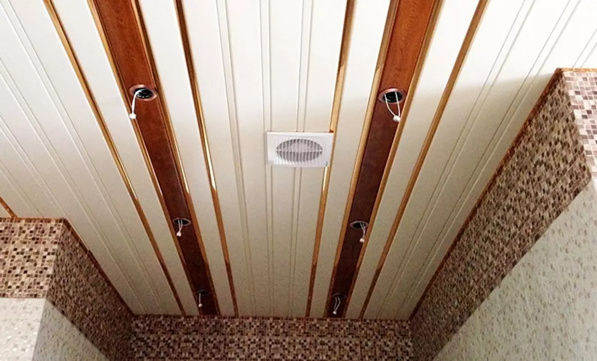プラスチック製のパネル（78枚の写真）からの浴室の天井：PVCからの天井パネルのオプション、浴室のパネル天井のデザインのアイデア 10282_73