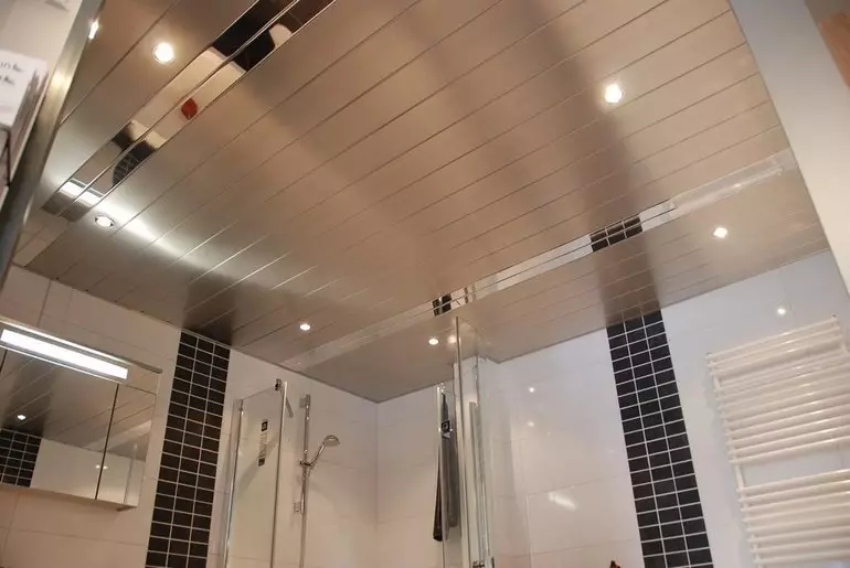 プラスチック製のパネル（78枚の写真）からの浴室の天井：PVCからの天井パネルのオプション、浴室のパネル天井のデザインのアイデア 10282_74
