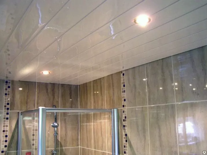Плафон у купатилу са пластичних панела (78 фотографија): Опције за плафонске плоче са ПВЦ-а, идеје о дизајну плоче у купатилу 10282_78