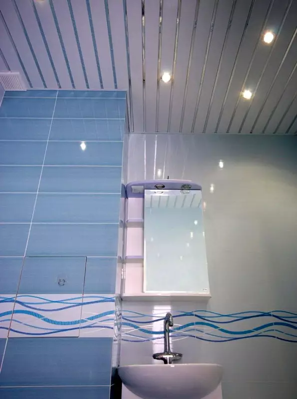Sufit w łazience z paneli plastikowych (78 zdjęć): Opcje paneli sufitowych z PVC, pomysły na konstrukcje sufitowe w łazience 10282_9