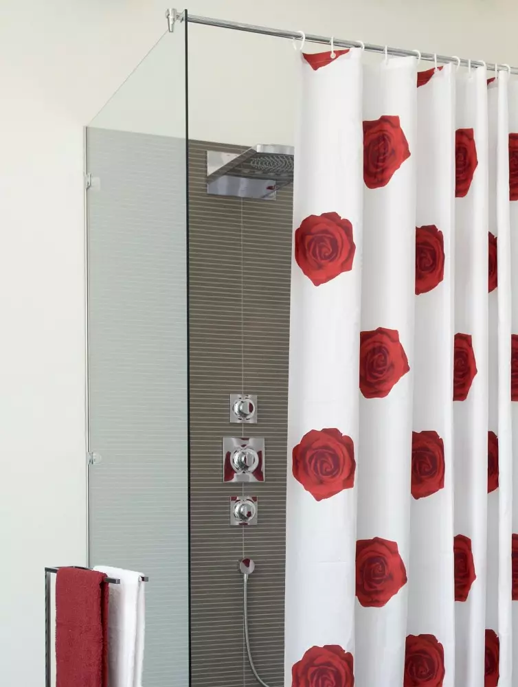Cortinas para chuveiro: cortinas de tecido e outros modelos para chuveiro. Como pegá-los? 10296_10