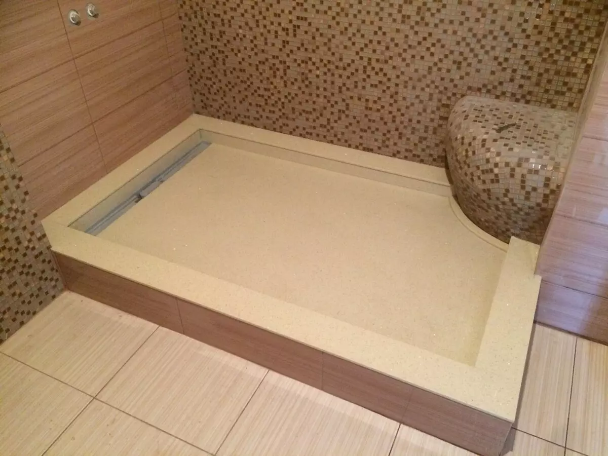 Sauna bilan dush idishlari: kvartira pardasi va hammomdagi infraqizil Sauna bilan modellar 10323_44