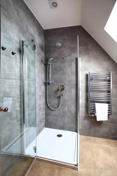 Négyszögletes zuhanykabinok: Méretek 70x100 és 110x80, 120x80 és 120x90, 70x90 és egyéb, keskeny és széles modellek raklapokkal 10326_24