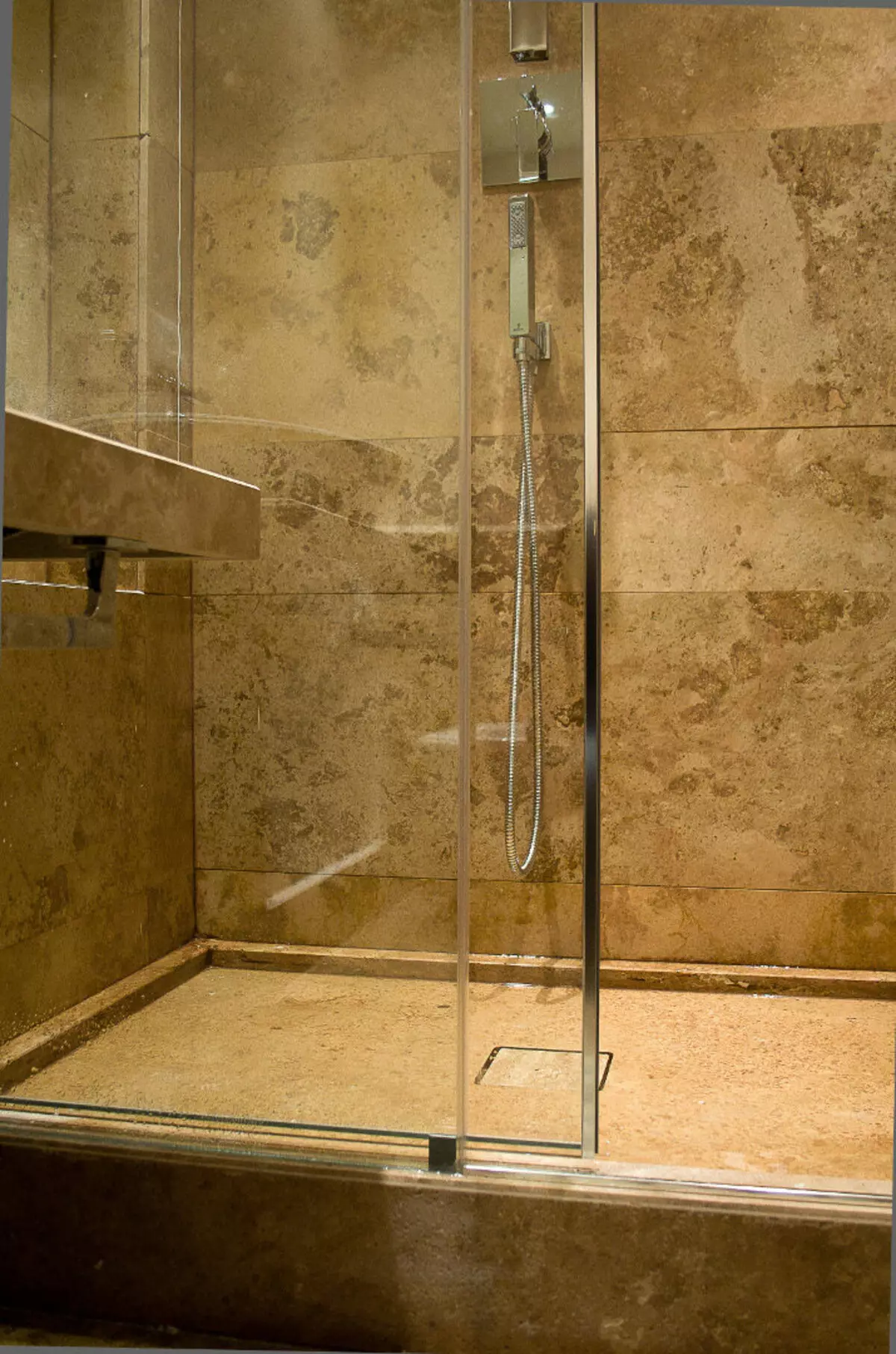 בקתות מקלחת מלבניות: מידות 70x100 ו 110x80, 120x80 ו 120x90, 70x90 ו מודלים אחרים, צרים ו רחבים עם המזרן 10326_48