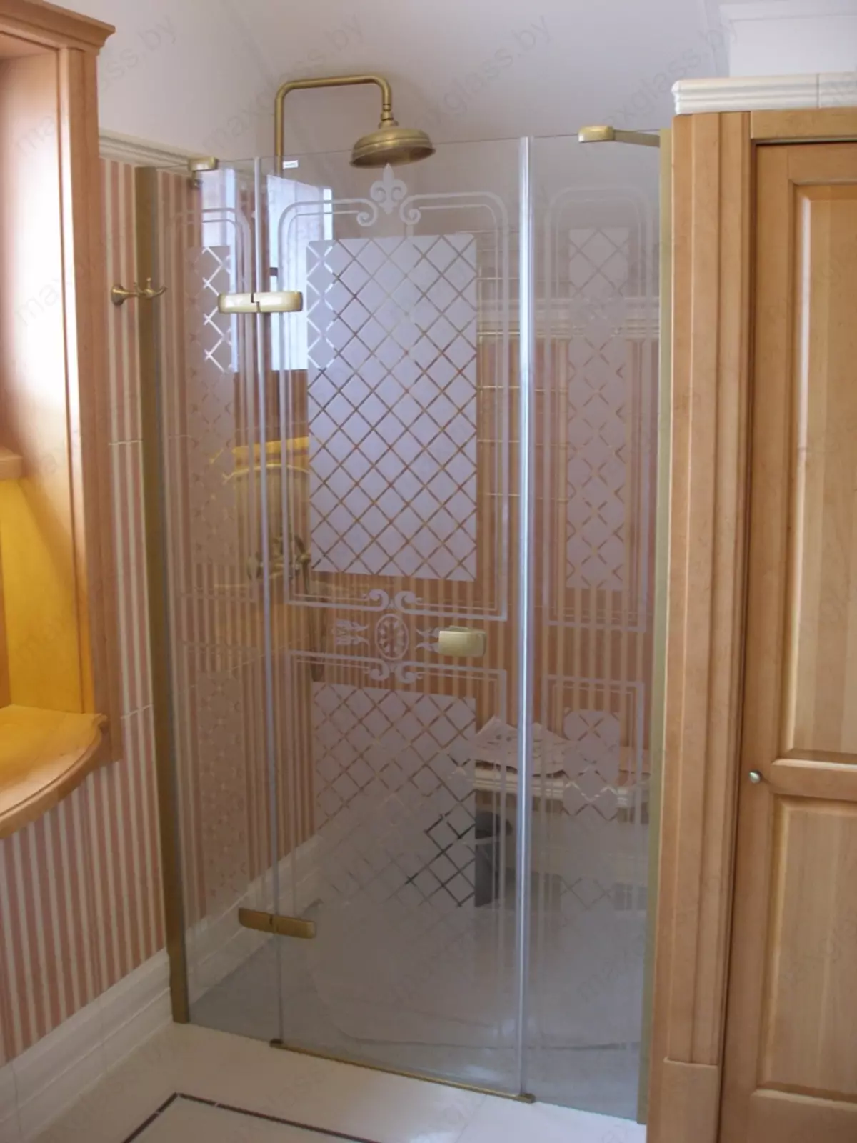 Glass shower cabins (87 Mga Litrato): Mga tipo sa salamin. Mga modelo nga adunay Pallet, angular ug square 90x90 cm nga adunay mga paril nga baso, lain 10333_10