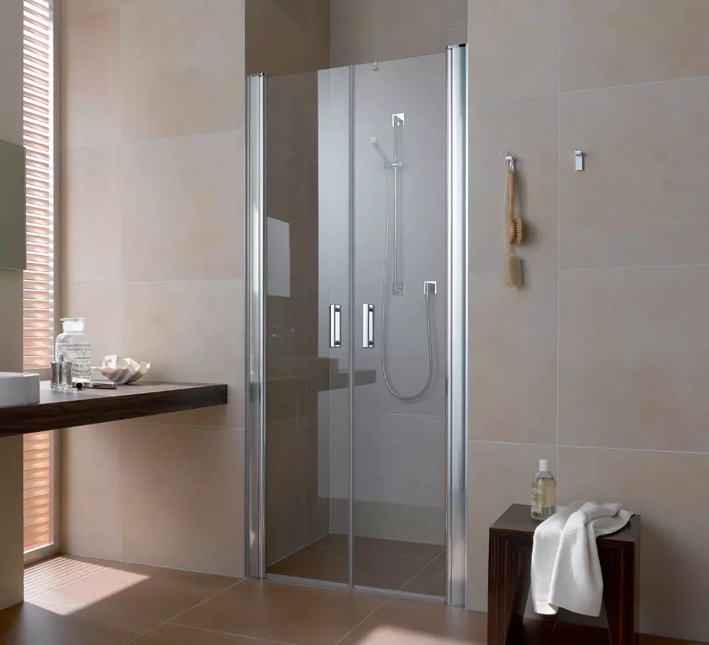 Cabines de douche en verre (87 photos): types de verre. Modèles avec palette, angulaires et carrés 90x90 cm avec des murs en verre, autres 10333_27