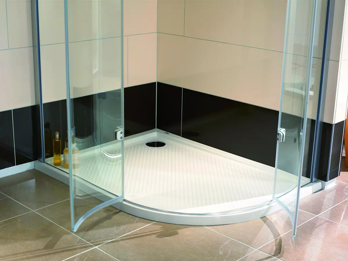 玻璃淋浴舱（87张照片）：玻璃类型。带托盘，角度和方形90x90厘米的型号，玻璃墙，其他 10333_30