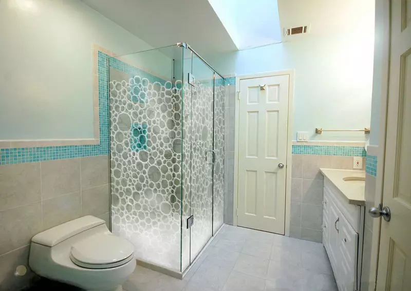 玻璃淋浴舱（87张照片）：玻璃类型。带托盘，角度和方形90x90厘米的型号，玻璃墙，其他 10333_37