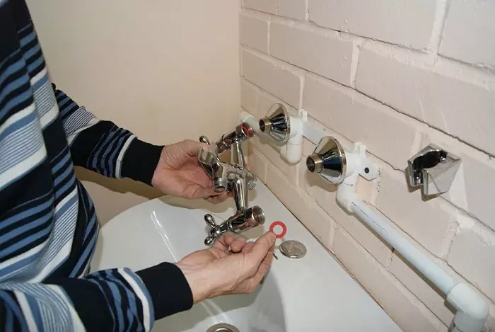 Kúpeľňa Mixera Výška: Štandard podlahy. Aká je výška dať mixér na stojan a visieť na stene? 10346_7