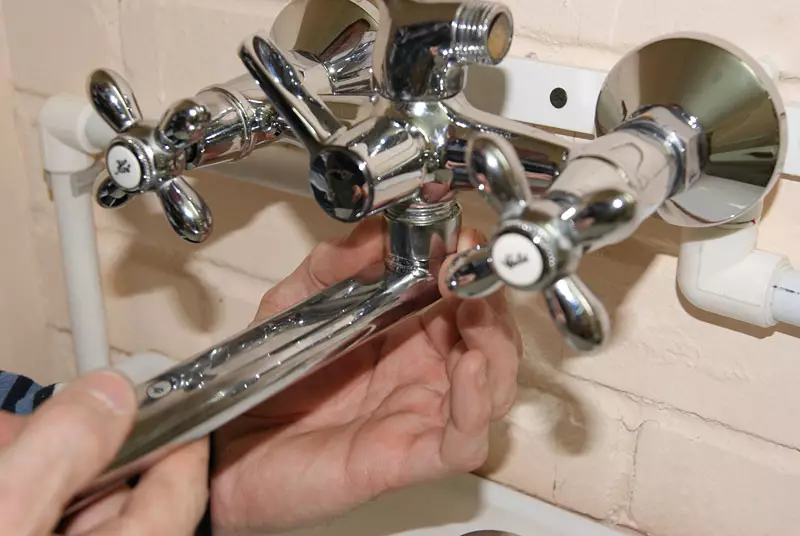 აბაზანა faucet გერმანიიდან: აირჩიეთ ამწე გერმანული ნიჟარები, ხანგრძლივი დაღვრაზე და fastening ბორტზე საუკეთესო ფირმები 10349_8
