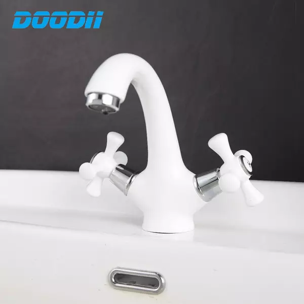 Witte badkamer kranen: overzicht van witte witte kleurmodellen voor shell en boord baden, met lange en korte tuit 10353_3