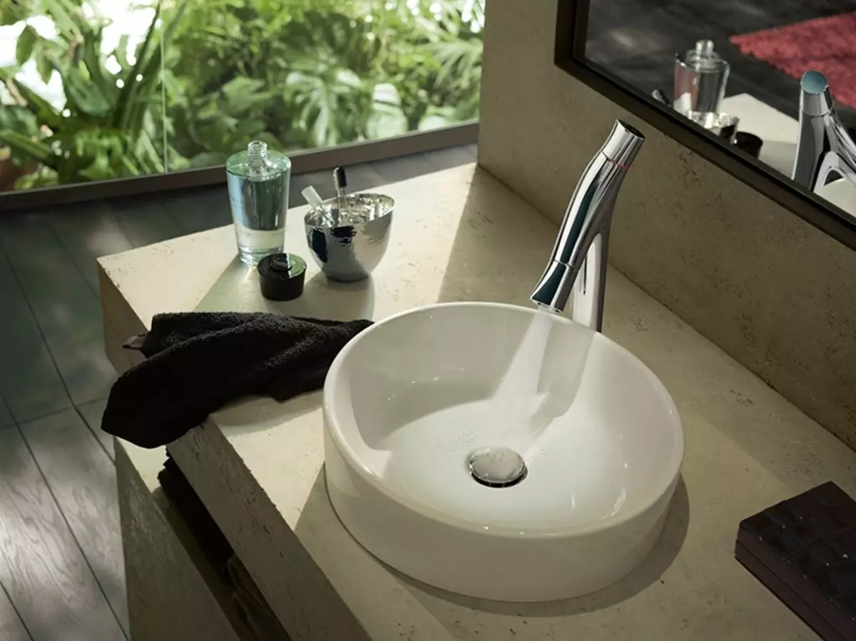 Faucet untuk wastafel di kamar mandi (46 foto): Cara memilih kit? Faucet gaya retro hitam untuk mencuci mobil yang berlebihan dan model lainnya 10355_19