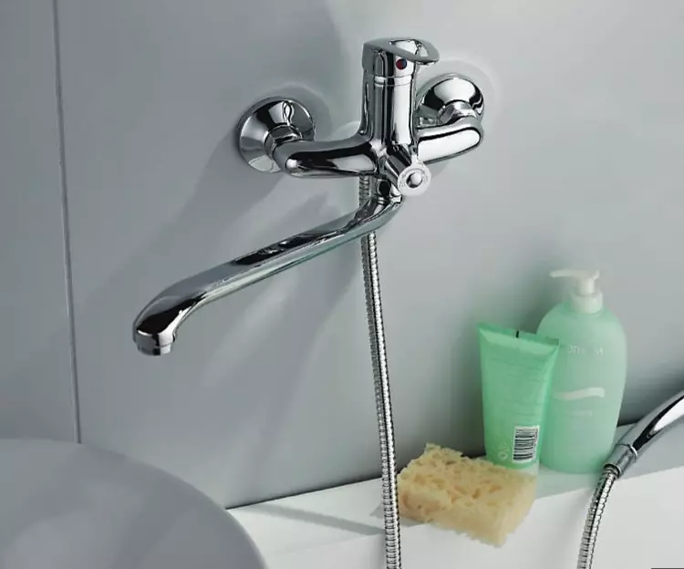 Faucet untuk wastafel di kamar mandi (46 foto): Cara memilih kit? Faucet gaya retro hitam untuk mencuci mobil yang berlebihan dan model lainnya 10355_6