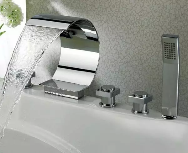 Miscelatori da bagno (32 foto): incorporato con 3 e 5 fori per bagni acrilici a bordo e altri modelli. Selezione dell'adattatore 10357_17