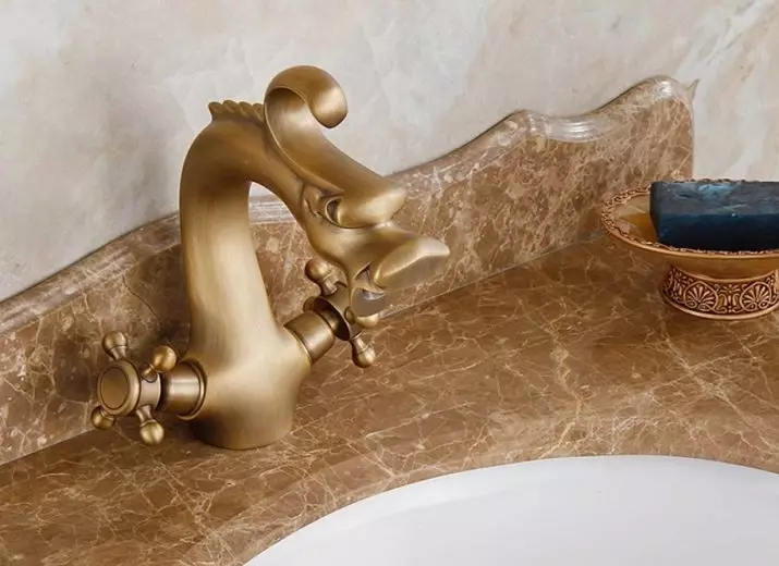 Bronze bathroom faucets: accessories sa retro-style battle. Paano pumili ng isang taong magaling makisama sa board ang banyo sa kulay ng tanso? Varieties, bentahe at disadvantages. Paano mag-aalaga? 10362_10