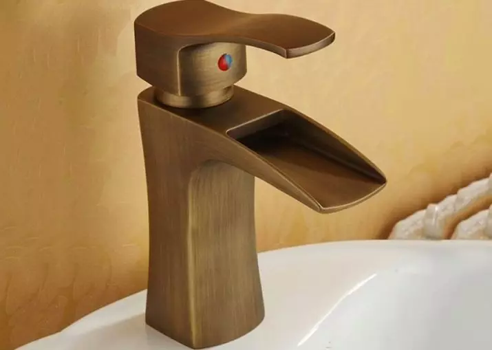 Bronze bathroom faucets: accessories sa retro-style battle. Paano pumili ng isang taong magaling makisama sa board ang banyo sa kulay ng tanso? Varieties, bentahe at disadvantages. Paano mag-aalaga? 10362_14