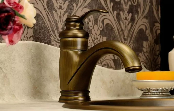 Bronze bathroom faucets: accessories sa retro-style battle. Paano pumili ng isang taong magaling makisama sa board ang banyo sa kulay ng tanso? Varieties, bentahe at disadvantages. Paano mag-aalaga? 10362_15