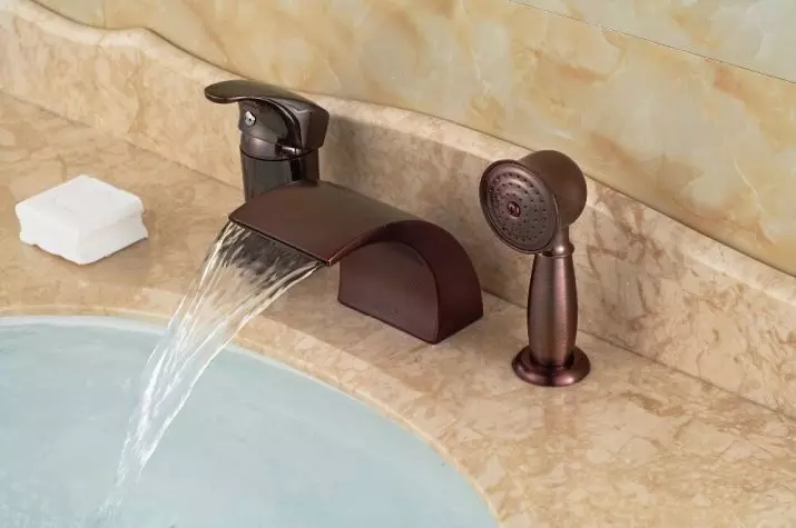 Bronze bathroom faucets: accessories sa retro-style battle. Paano pumili ng isang taong magaling makisama sa board ang banyo sa kulay ng tanso? Varieties, bentahe at disadvantages. Paano mag-aalaga? 10362_16