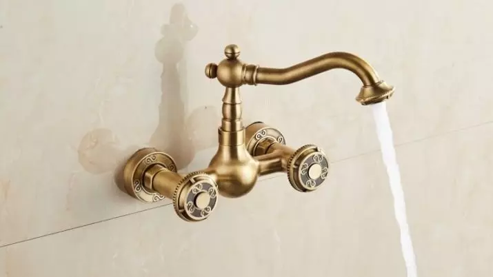 Bronze bathroom faucets: accessories sa retro-style battle. Paano pumili ng isang taong magaling makisama sa board ang banyo sa kulay ng tanso? Varieties, bentahe at disadvantages. Paano mag-aalaga? 10362_18