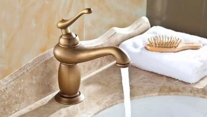 Bronze bathroom faucets: accessories sa retro-style battle. Paano pumili ng isang taong magaling makisama sa board ang banyo sa kulay ng tanso? Varieties, bentahe at disadvantages. Paano mag-aalaga? 10362_2