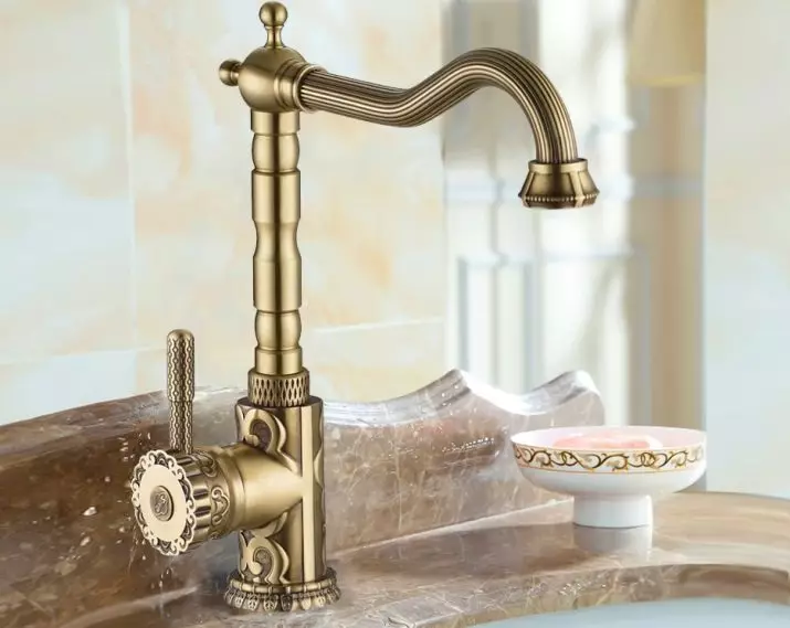 Bronze bathroom faucets: accessories sa retro-style battle. Paano pumili ng isang taong magaling makisama sa board ang banyo sa kulay ng tanso? Varieties, bentahe at disadvantages. Paano mag-aalaga? 10362_5
