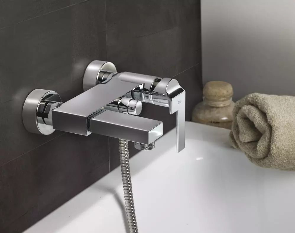 Змішувачі одних важелів для душа: особливості одноручних настінних змішувачів для ванни і душових моделей без виливу 10379_2
