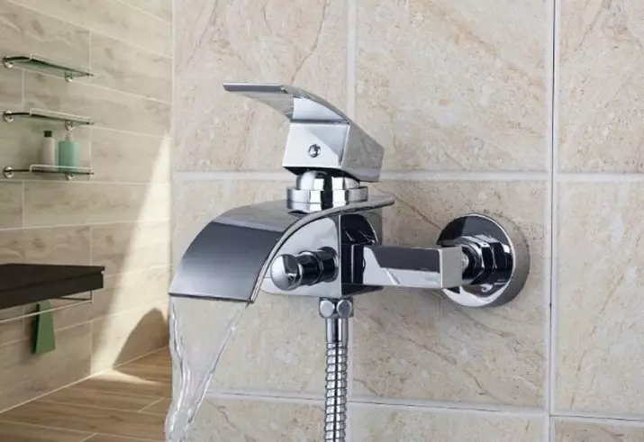 Mélangeurs avec douche pour une baignoire (80 photos): Comment choisir? Grues de douche russe, d'Allemagne et d'autres pays, Double Chambre et Sinto-Art, Propriétaire 10380_22
