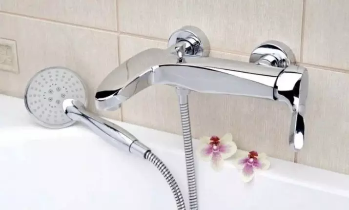 Blandere med brusebad til et bad (80 billeder): Hvordan vælger du? Russiske brusebadkraner, fra Tyskland og andre lande, Dobbeltværelser og Enkelt kunst, Ejerbedømmelser 10380_30